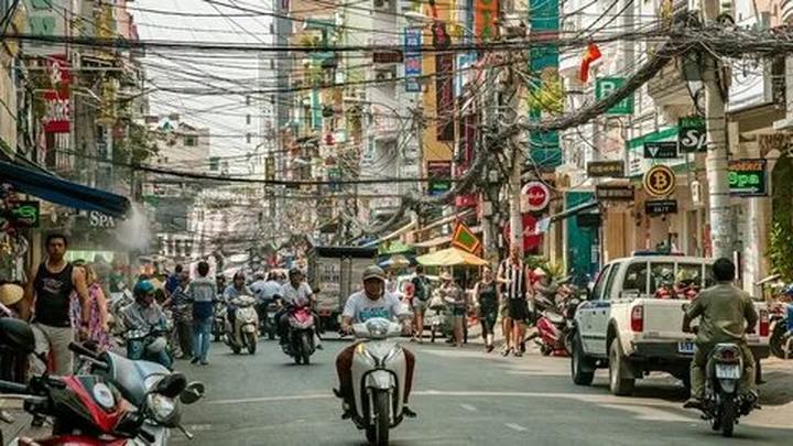 Hotspot Matrix: Biến Phương Oanh diện set đồ 50 thành cơ hội marketing đột phá